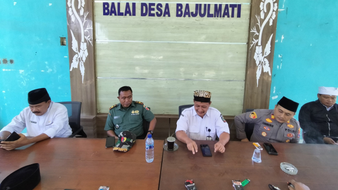 Kades Bajulmati, Achmad Thoha (kiri songkok hitam)