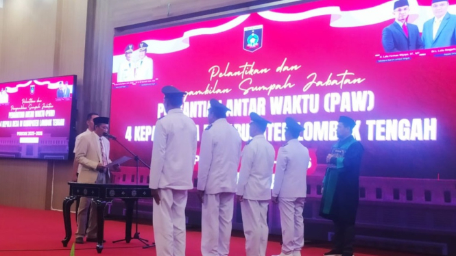 4 Kepala Desa hasil PAW di kantor Bupati Lombok Tengah