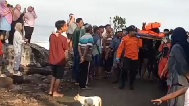 Korban meninggal dunia dievakuasi petugas