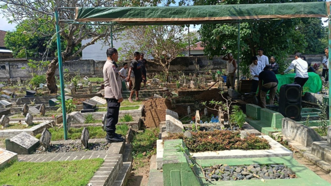 Bhabinkamtibmas Cilinaya Hadiri Acara Pemakaman Orang