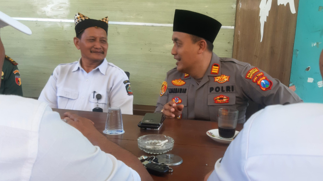 Camat Wongsorejo, Ahmad Nuril Falah (kiri)