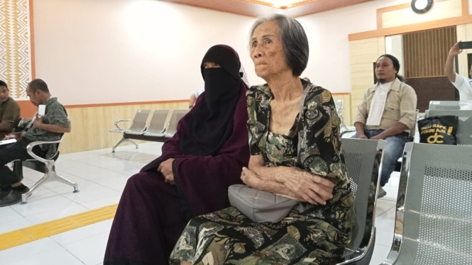 Nenek Elly Megawati saat mengikuti sidang di PN Raba Bima