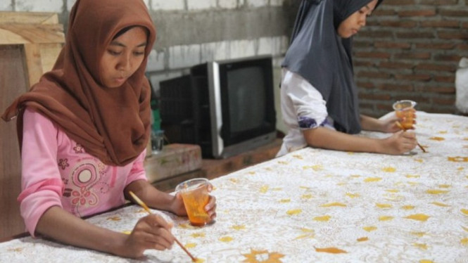 Proses pembuatan batik lasem