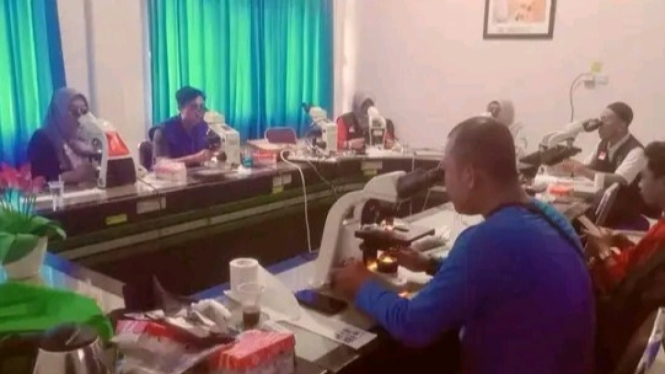 Petugas kesehatan melakukan pengambilan sampel darah