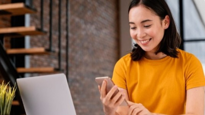 Seseorang sedang mengirim email yang keren ke sebuah perusahaan