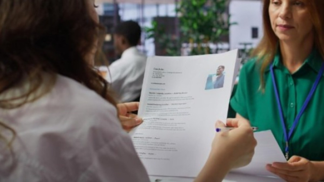 HRD sedang memeriksa sebuah CV terkeren