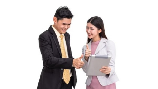 Karyawan baru yang sedang bernegosiasi dengan bos perihal gaji