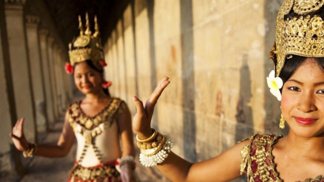 Remaja Kamboja dalam balutan baju tradisional kamboja