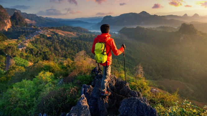 Mendaki bukan sekadar puncak, tapi juga ketenangan jiwa.