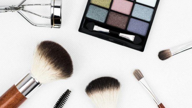 Cara Simpel Re-touch Makeup di Toilet Kantor