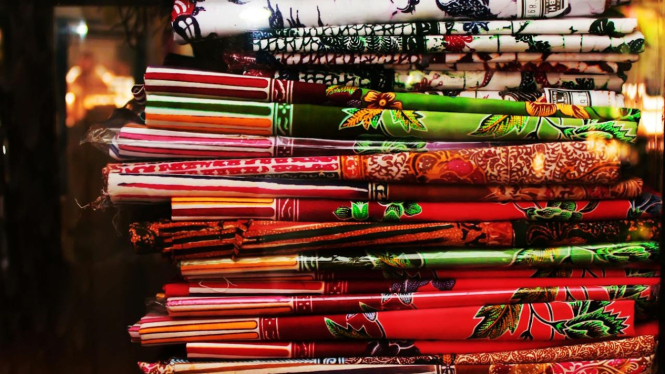 Tumpukan kain batik yang disusun rapi
