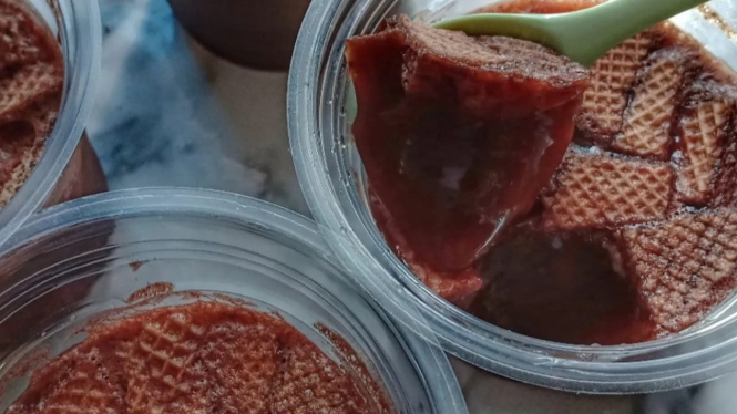 Rasa renyah wafernya dipadukan dengan puding yang enak