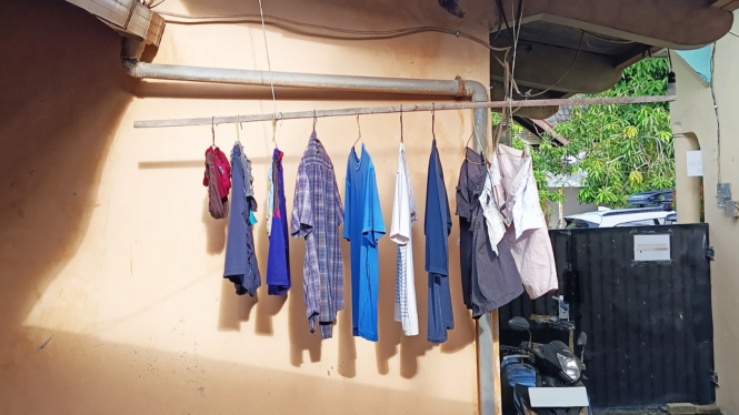 Pakaian yang dijemur di bawah sinar matahari