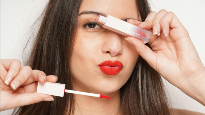 Trik Biar Lipstik Tahan Ciuman Saat Resepsi