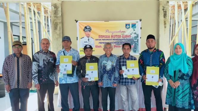 Kepala Desa Senggigi, Mastur, menyerahkan motor dinas kepada