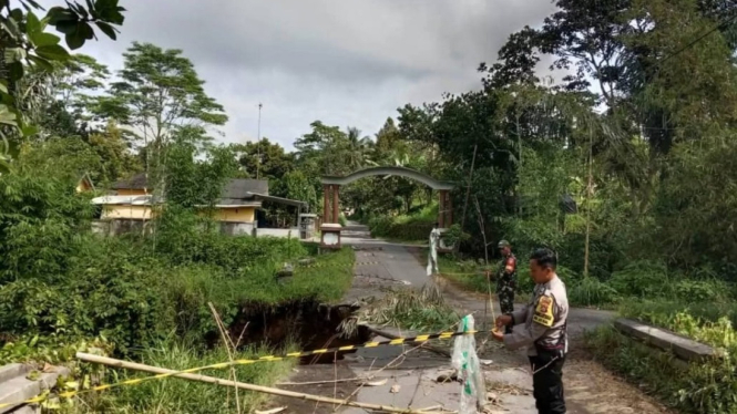 Kondisi jalan rusak di desa Aik Bual Lombok Tengah