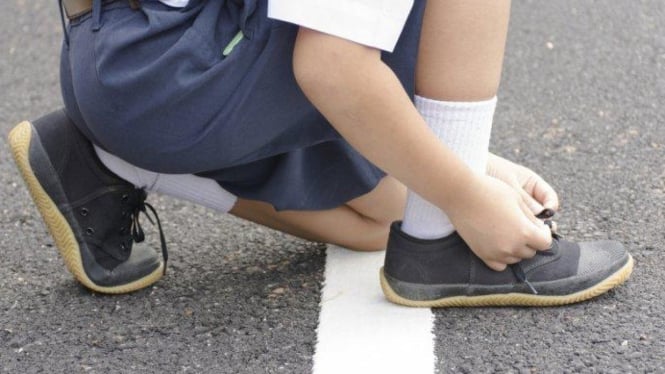 Pilih Sepatu Sekolah Anak yang Bersol Tebal