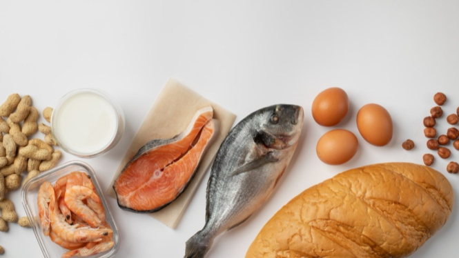 Sumber vitamin D alami seperti ikan, telur, dan lainnya.
