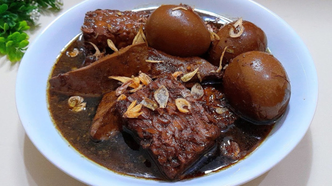 Ilustrasi semur tahu tempe da telur yang lezat