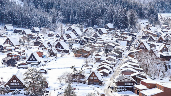 Desa tradisional jepang yang tertutup salju