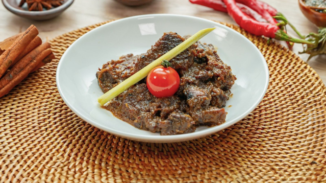Tampilan hidangan rendang daging yang berempah