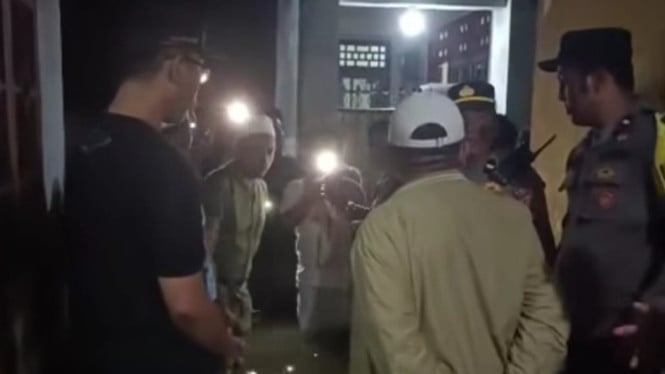 Bupati Lombok Barat, Lalu Ahmad Zaini di lokasi banjir