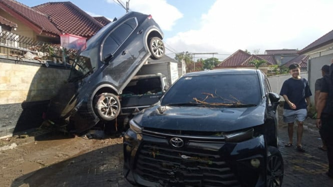 Kondisi kendaraan yang terseret banjir kemarin di Mataram