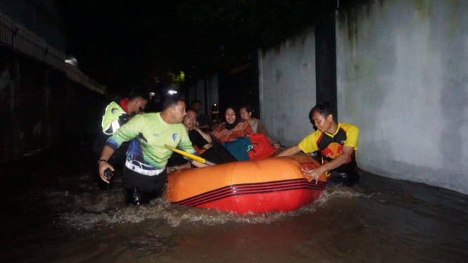Personil Polresta Mataram Evakuasi Warga Terdampak Banjir