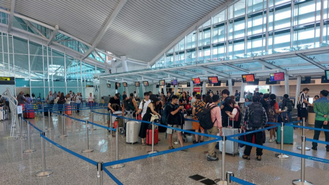 Kepadatan wisatawan di Bandara I Gusti Ngurah Rai yang