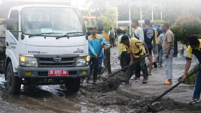 Semua OPD Gotong Royong Bersihkan Jalanan Kota Mataram
