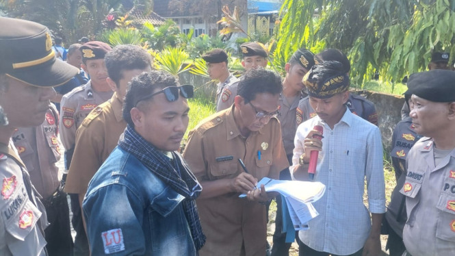 Aksi demonstrasi di Kantor DPMPTSP Lombok Tengah.