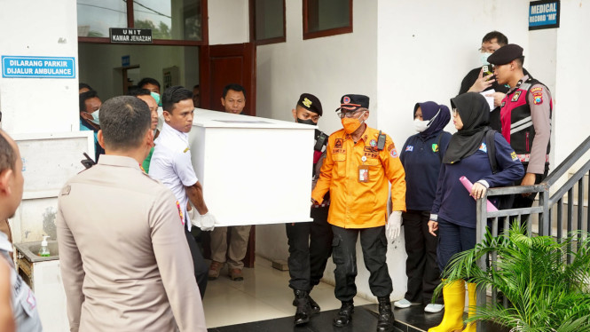 Jenazah korban KMP Tunu Pratama Jaya diserahkan pada keluarga