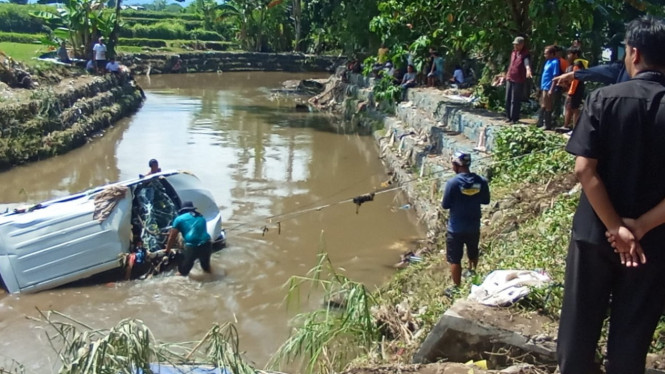 Puluhan mobil korban banjir Mataram mulai dievakuasi