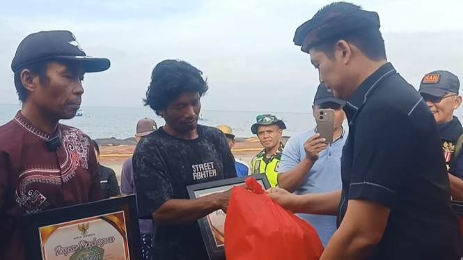 Bupati Jembrana serahkan penghargaan pada nelayan & relawan