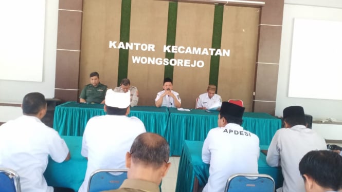 Camat Wongsorejo, Ahmad Nuril Falah (pegang mic)