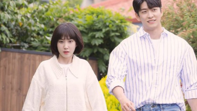 Dua pemeran utama drama Kora Extraordinary Attorney Woo