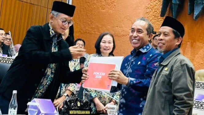 2 Legislator NTB Serahkan Dokumen Pembangunan Stadion Turide