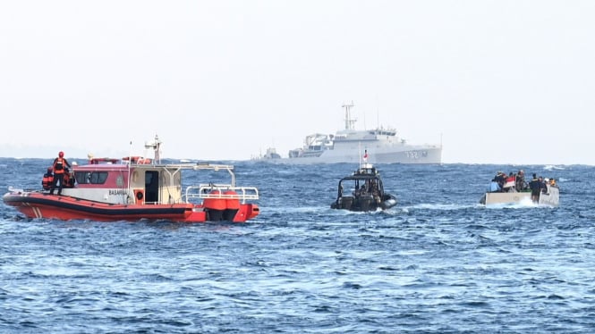 Tim SAR sisir perairan Selat Bali cari korban KMP Tunu Pratama Jaya