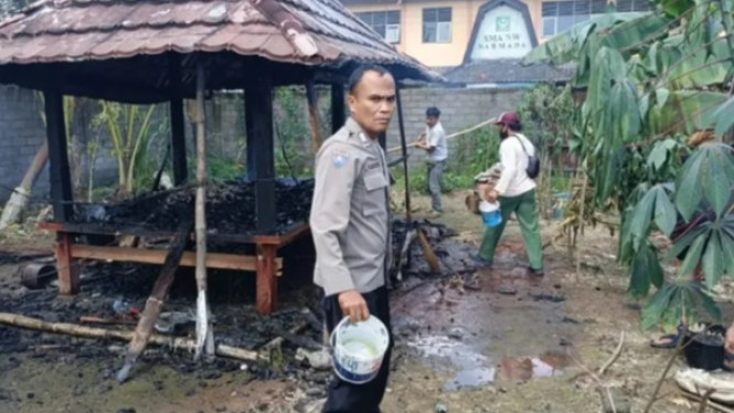 Personel Polsek Narmada saat tiba di lokasi kebakaran berugak