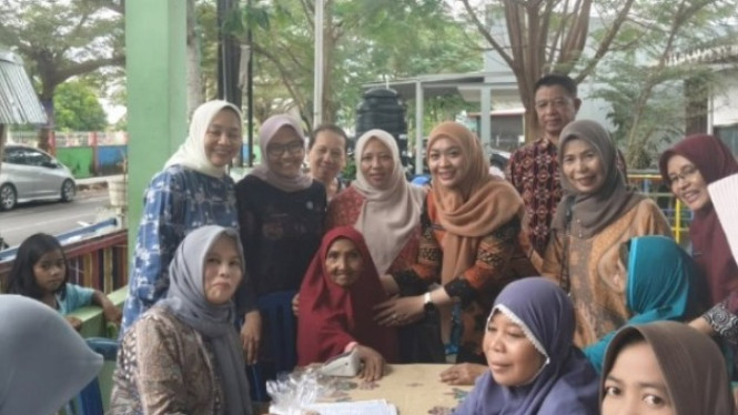 Ketua TP PKK Lobar Ayu Indra Rukmana saat berdialog hangat