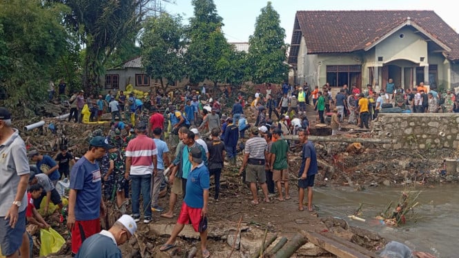 Aksi Bersih - bersih paksa Banjir