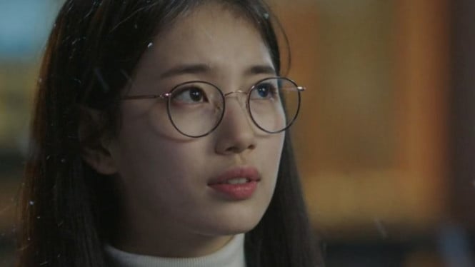 Bae Suzy tampil memukau di While You Were Sleeping
