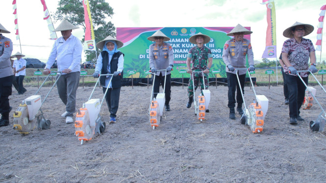 Kapolda bersama petani tanam jagung