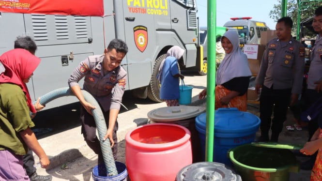 Pendistribusian air bersih di desa Bilelando.