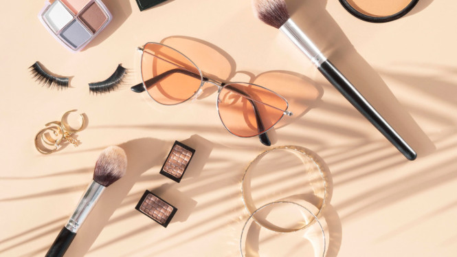 Kombinasi produk bantu make up tetap awet saat pakai kacamata