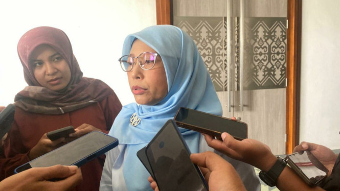 Pemimpin Bulog NTB, Sri Muniati (jilbab biru)