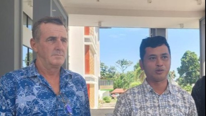 Nigel Barrow (NB) didampingi kuasa hukumnya saat