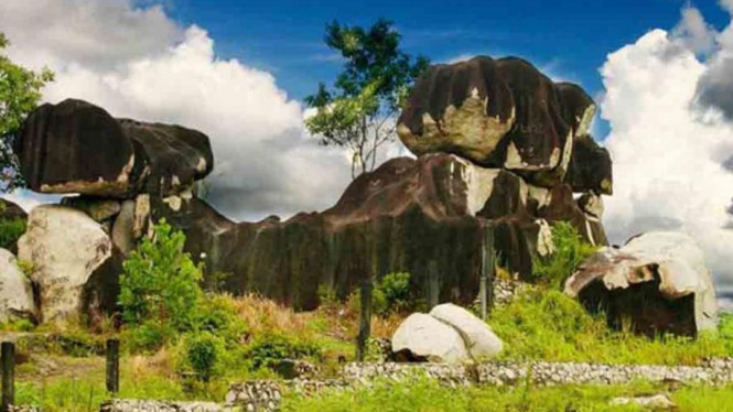 Bukit Batu Indentik Dengan Batu Berukuran Besar
