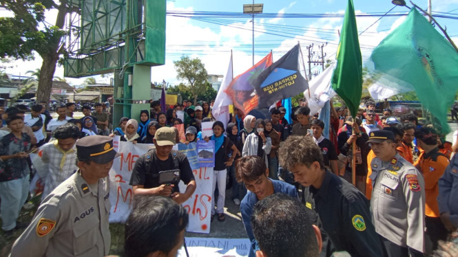 Masa Aksi Saat Demo Kantor Balai TNGR Kota Mataram