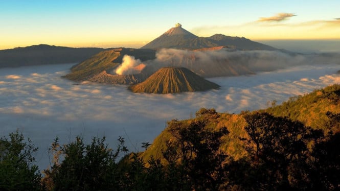 Indahnya pesona alam puncak bromo